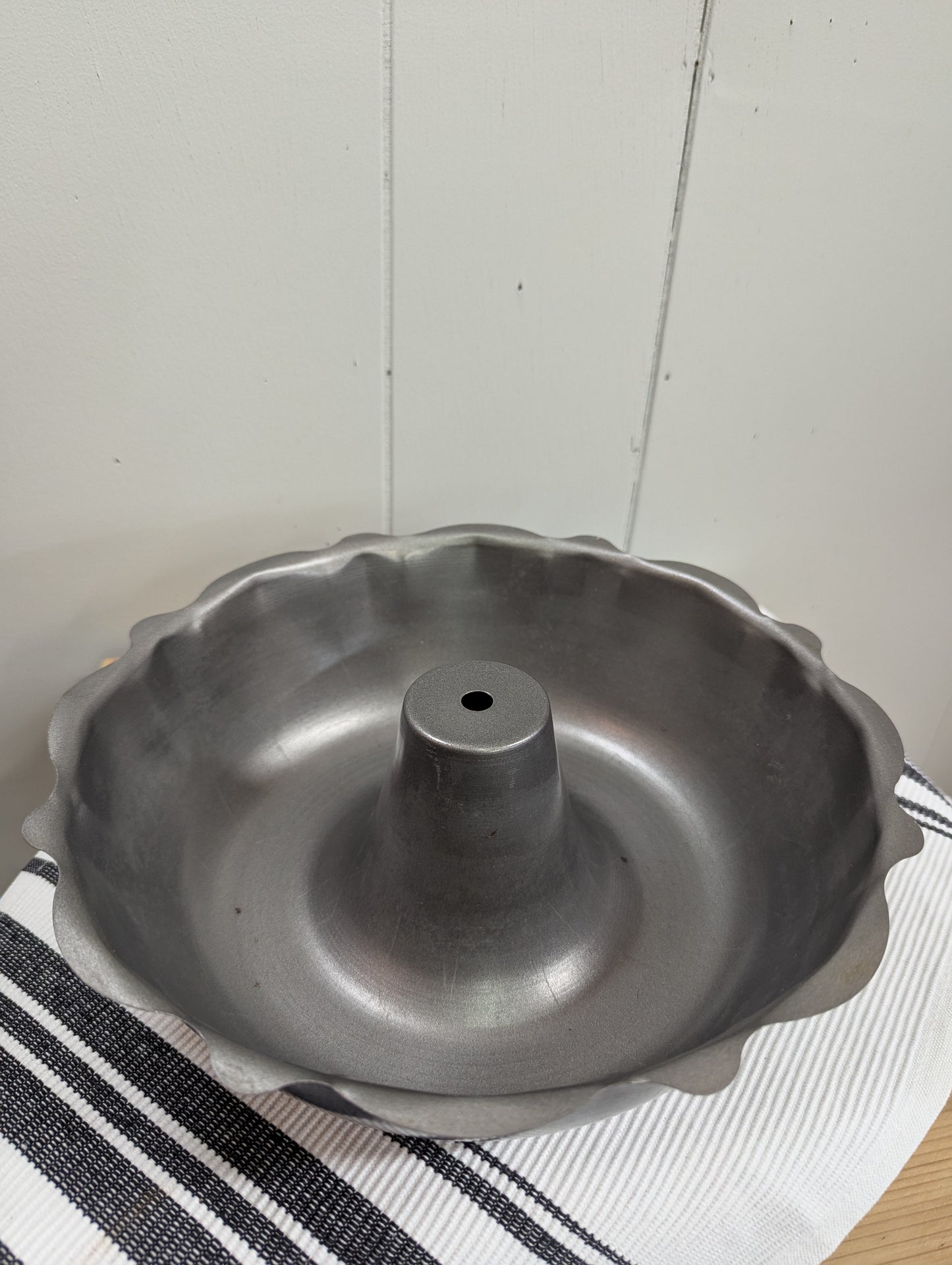 Large Scalloped Bundt Pan
