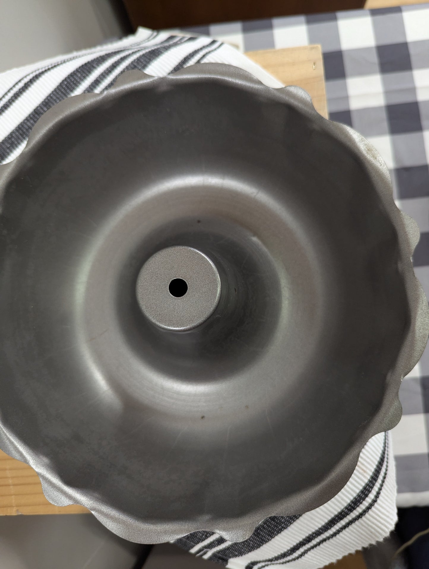 Large Scalloped Bundt Pan