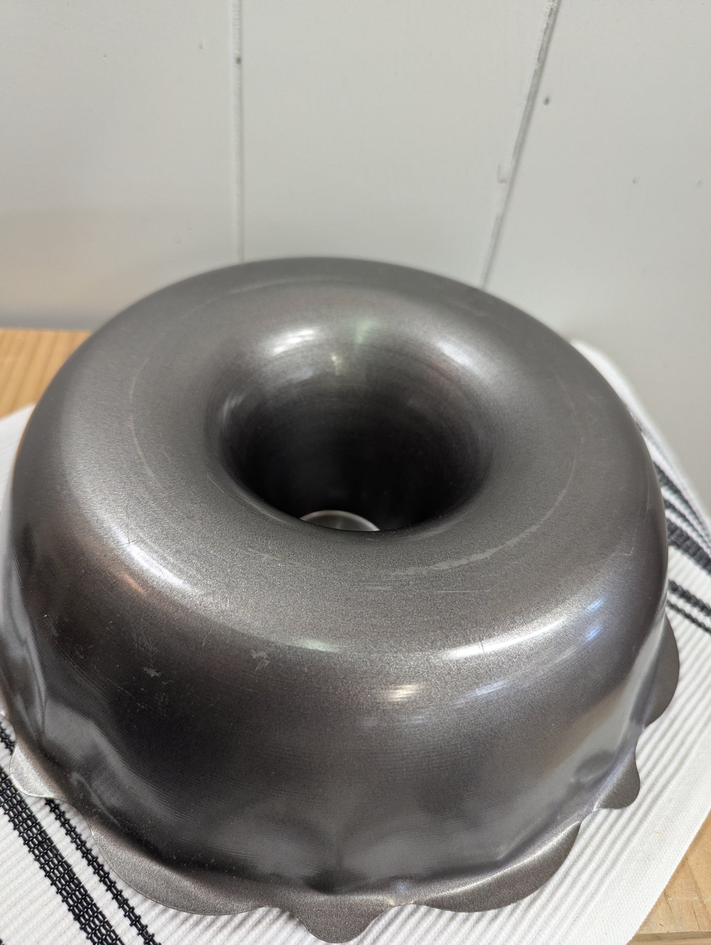Large Scalloped Bundt Pan
