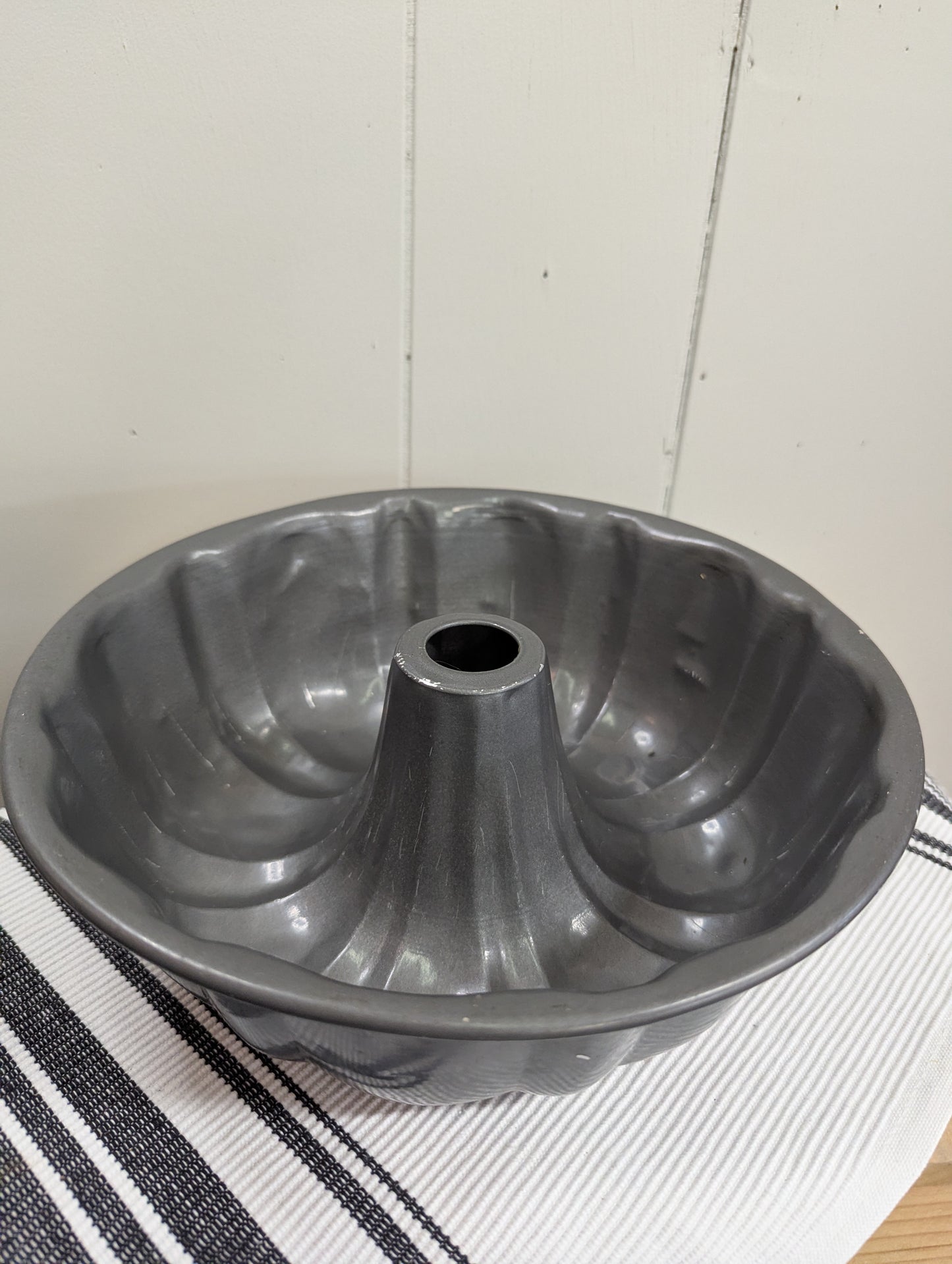 Large Fluted Bundt Pan