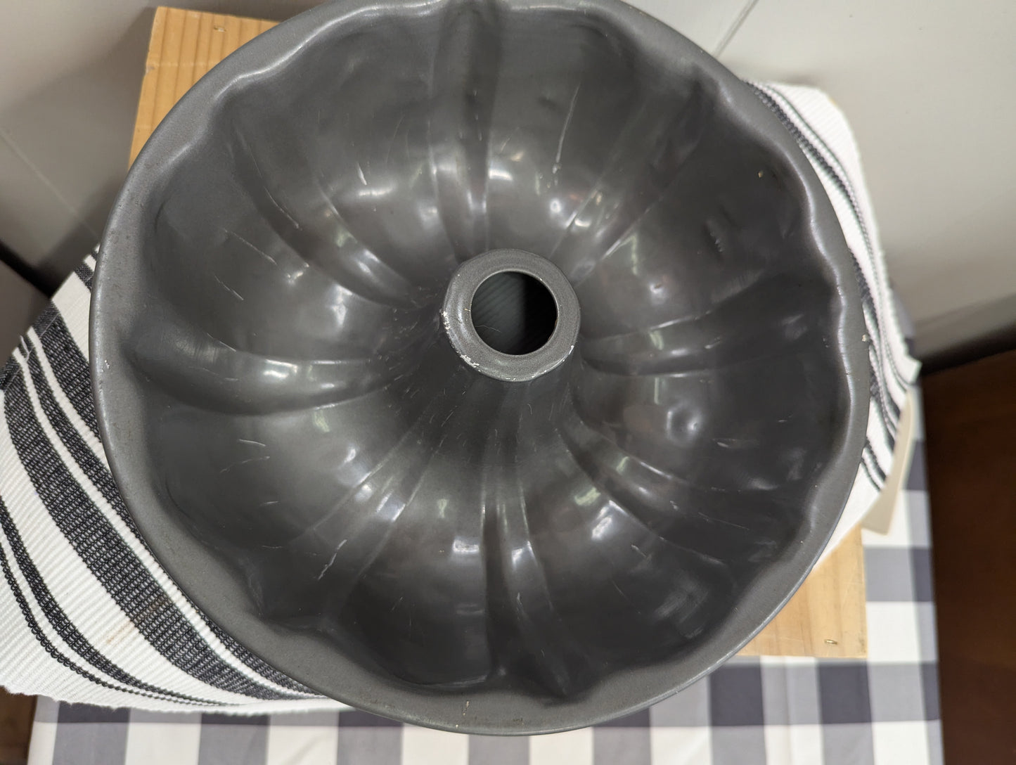 Large Fluted Bundt Pan