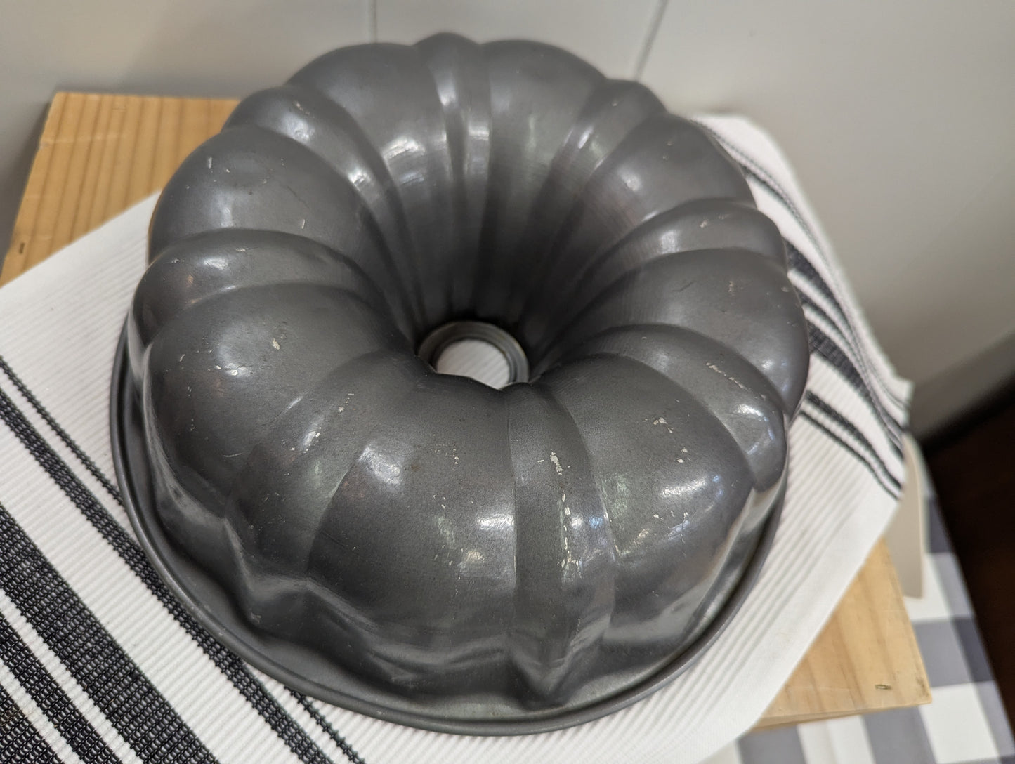 Large Fluted Bundt Pan