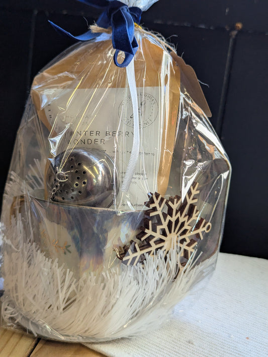 Winter Berry Wonder Tea Gift Set with Tea Ball Strainer
