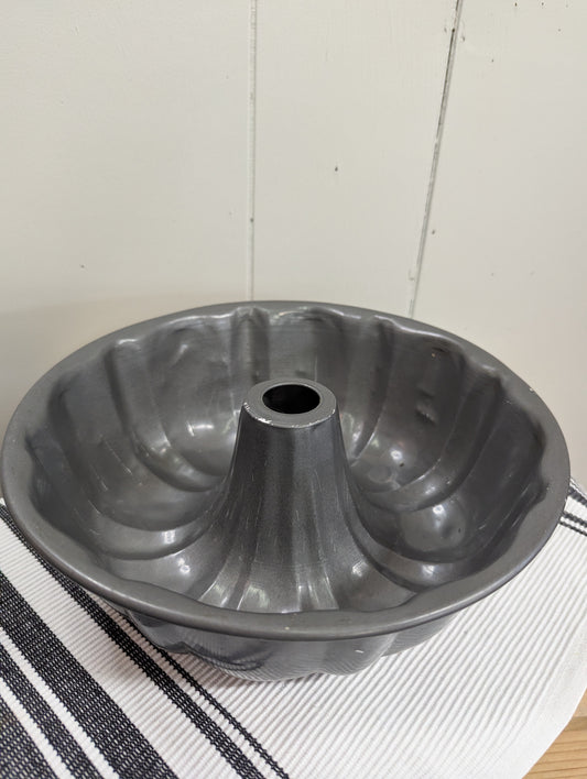 Large Fluted Bundt Pan